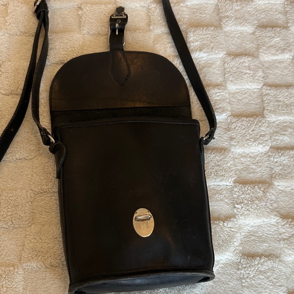 Vintage Chic Black Crossbody Bag with Buckle - Picture 4 of 16